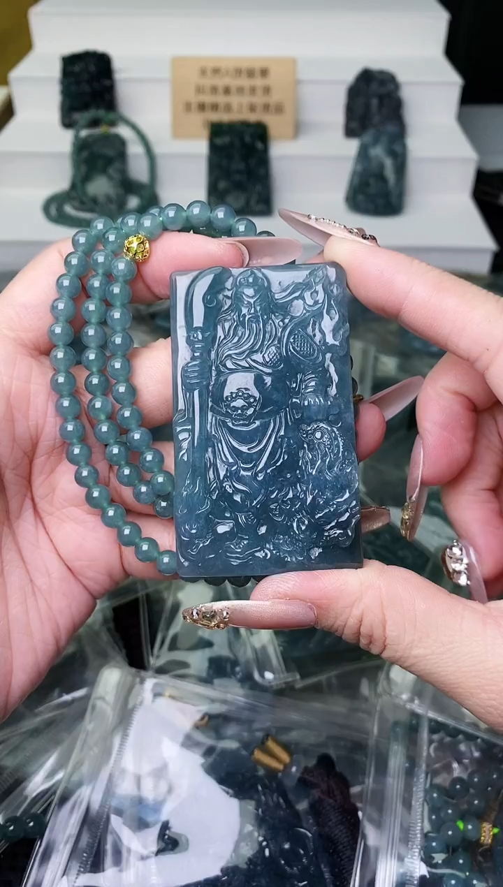 颈饰未镶嵌翡翠 