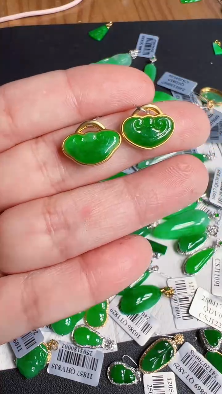 颈饰18K金镶嵌翡翠多样性发货发1