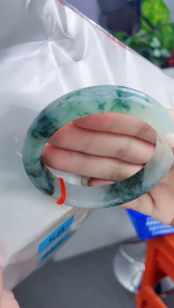 翡翠手镯未镶嵌翡翠手镯