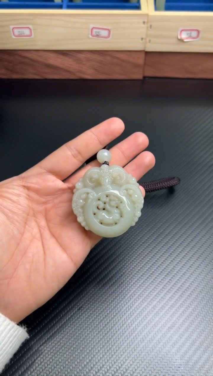 吊坠(赠链)未镶嵌和田玉且末近矿微色差把件