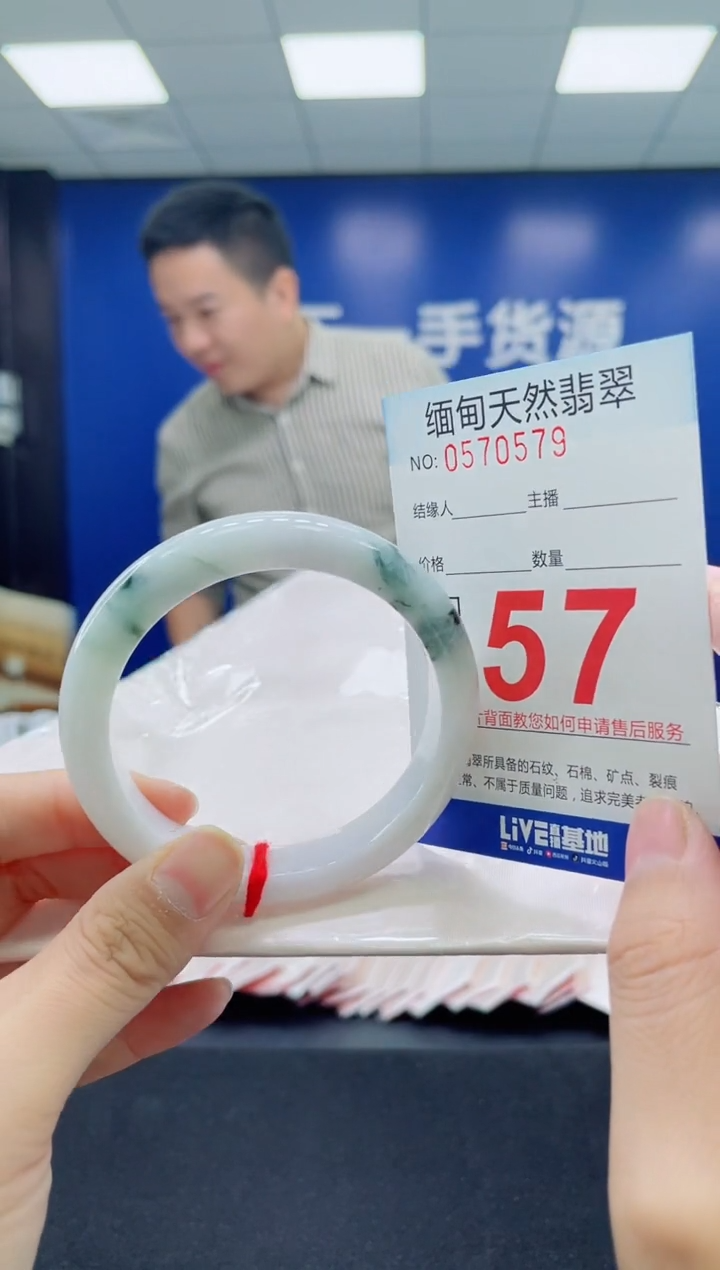 未镶嵌手镯翡翠天然翡翠手镯