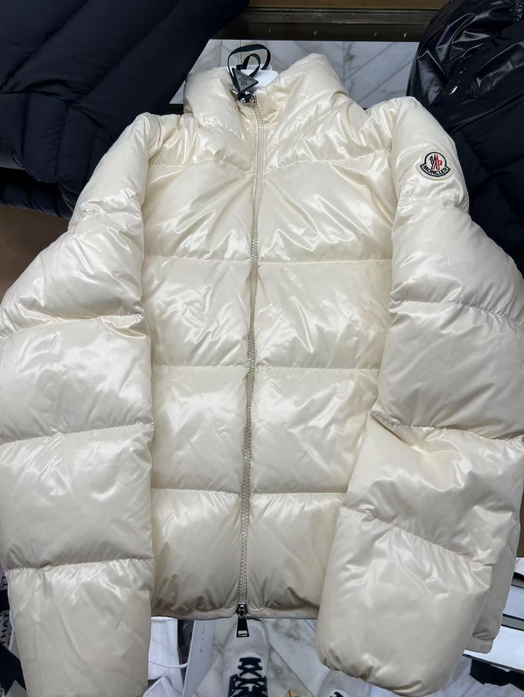 未使用 MONCLER 女款羽绒服