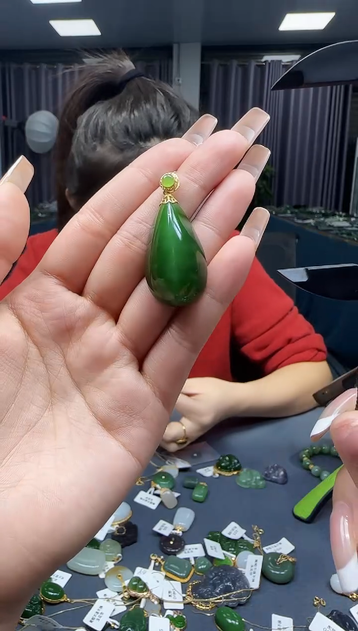 【闪购商品】和田玉挂件18K金镶嵌1