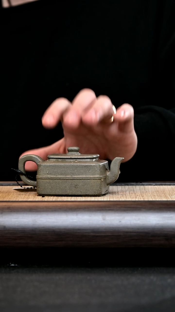 【闪购商品】紫砂茶壶BW9363 全手小四方玉带 青段