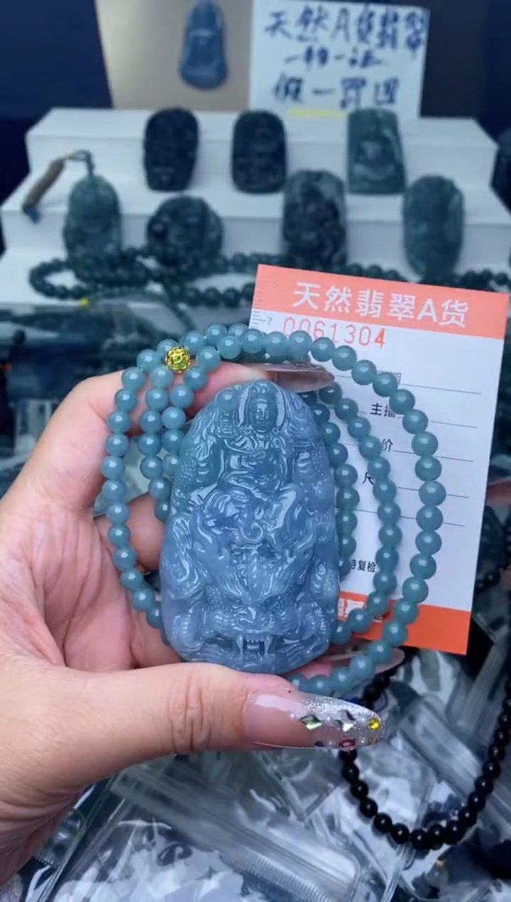 翡翠未镶嵌颈饰·············