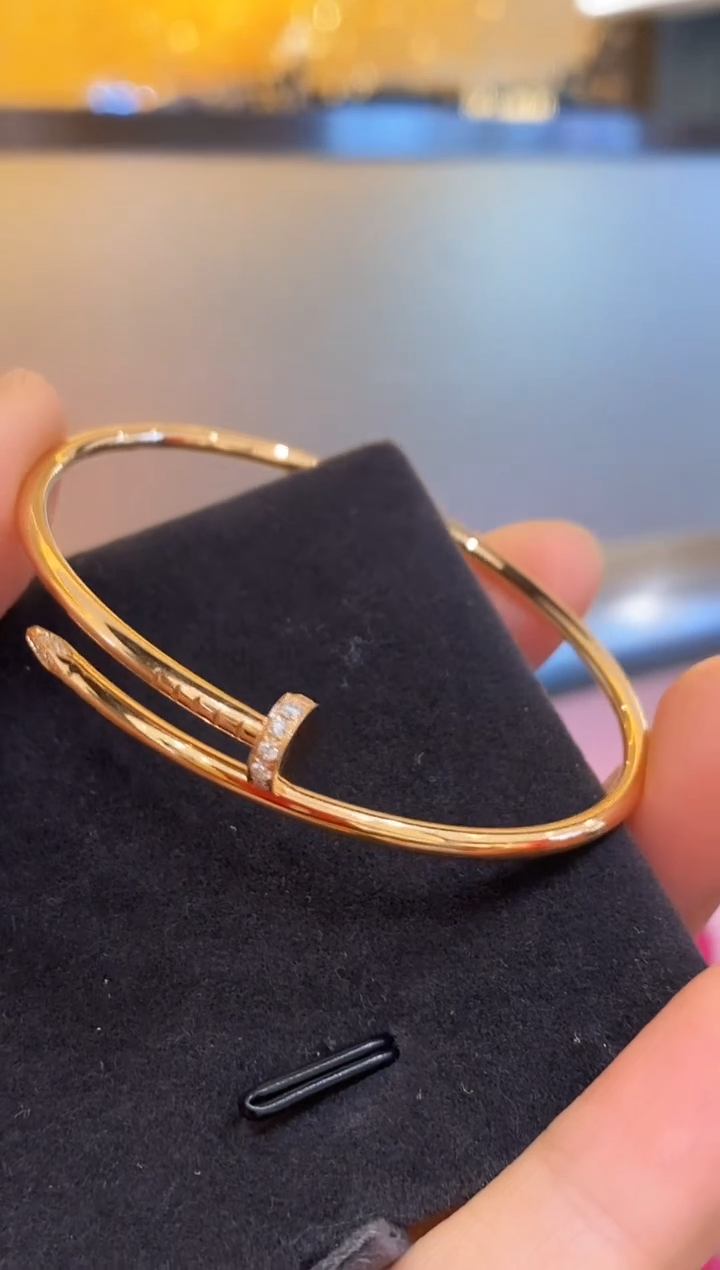 手镯18K金镶嵌钻石钉子手镯（56圈口）