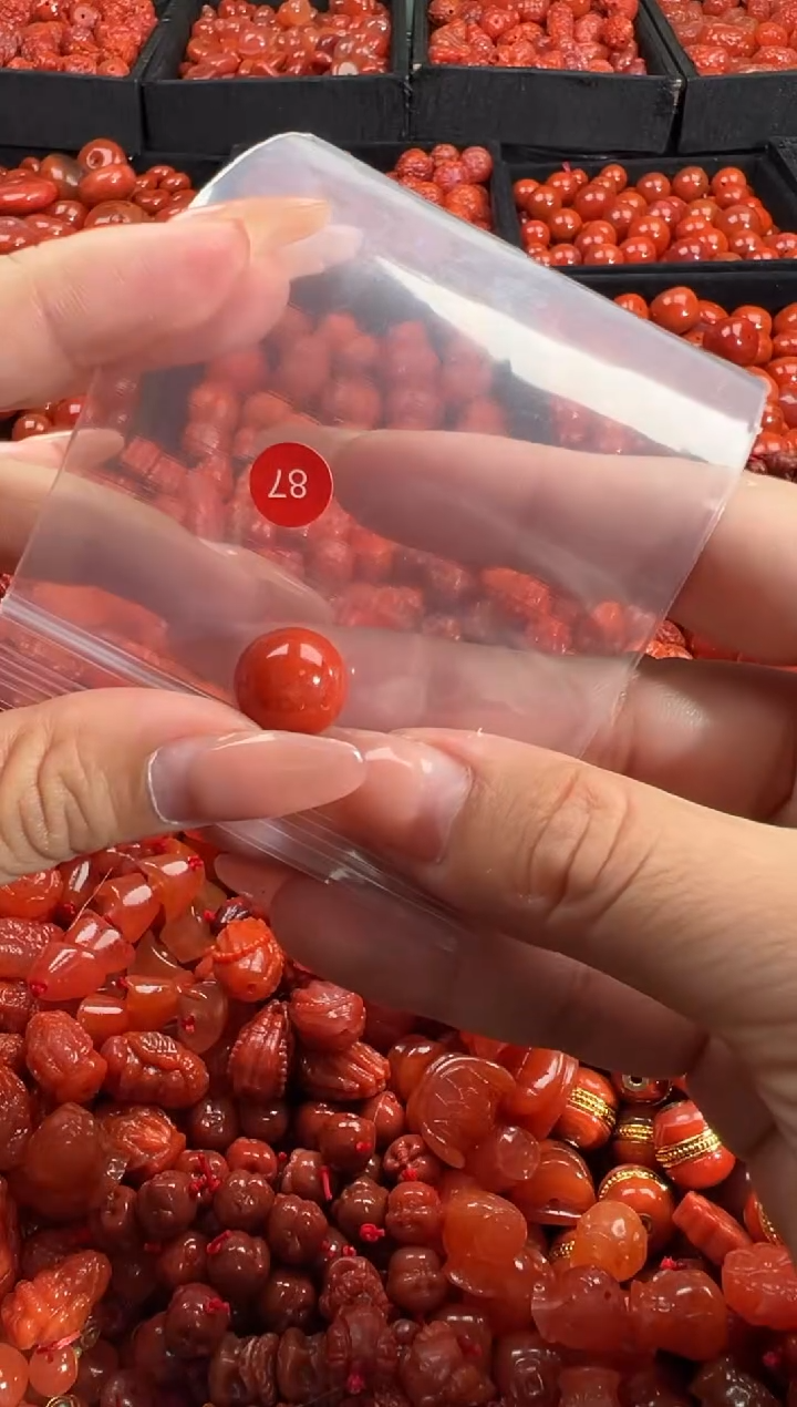 南红玛瑙未镶嵌颈饰2