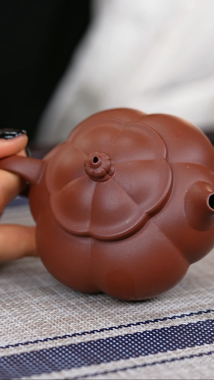 【闪购商品】紫砂茶壶筋纹鱼趣