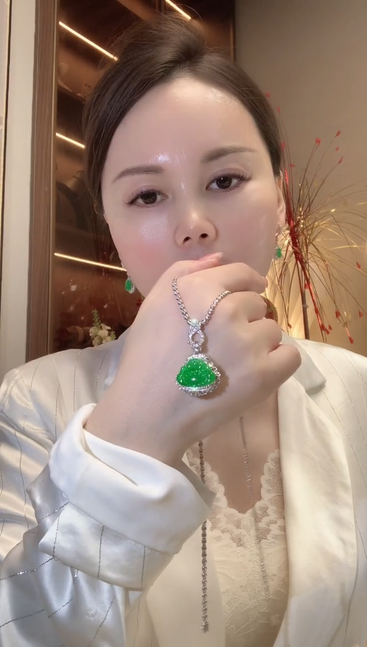 【闪购商品】翡翠吊坠(不含链)18K金镶嵌C64 