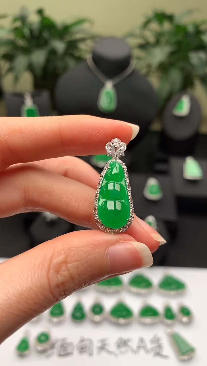 【闪购商品】翡翠颈饰18K金镶嵌福豆