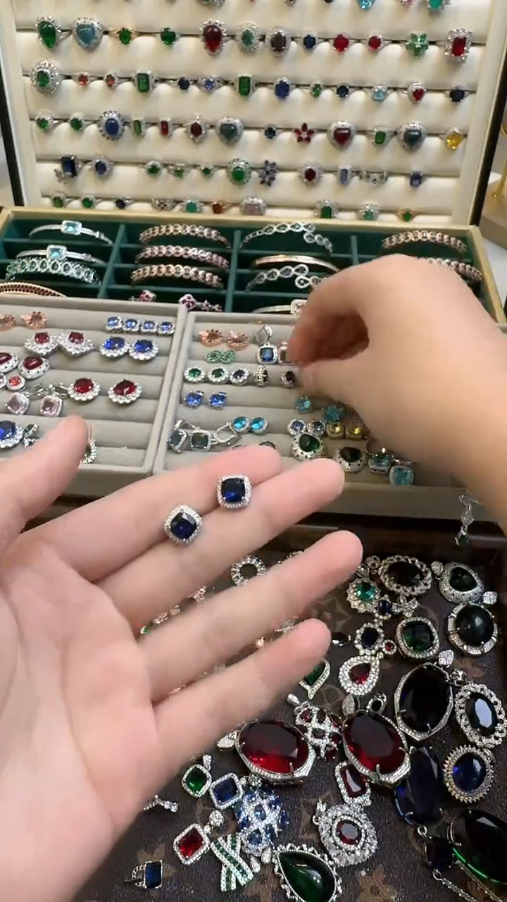 耳饰蓝宝石未镶嵌蓝宝石耳饰