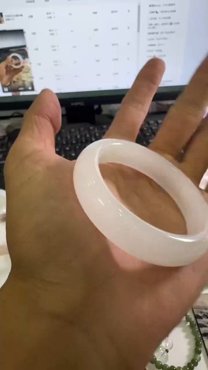 石英质玉手镯未镶嵌圈口52