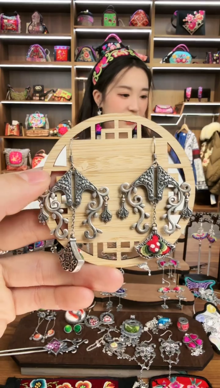 【闪购商品】织绣188蒙阿苏苗绣传承