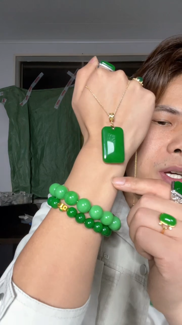 翡翠未镶嵌颈饰【伍氏甄选】缅料木左色无镶嵌无事牌