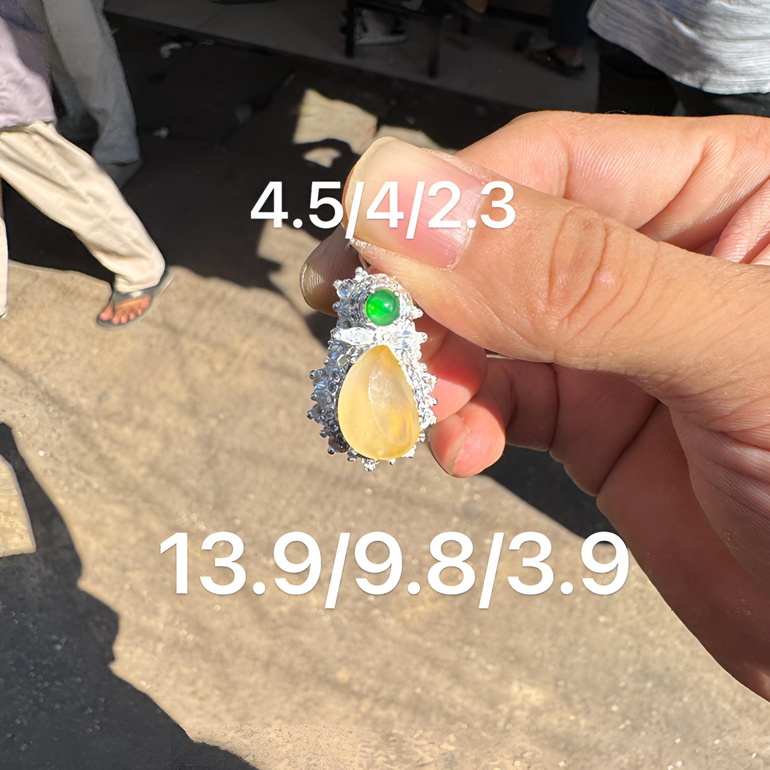 1128(小哪吒在源头)冰玻种翡翠柠檬黄吊坠肉细饱满杠味荧光足M40