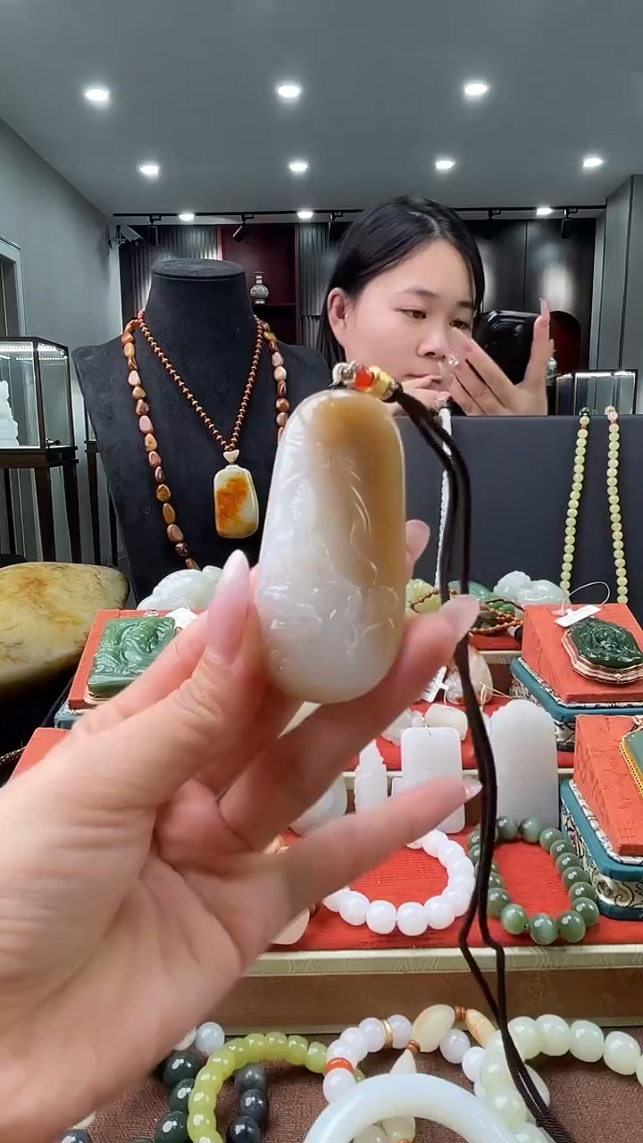 颈饰未镶嵌和田玉吊坠