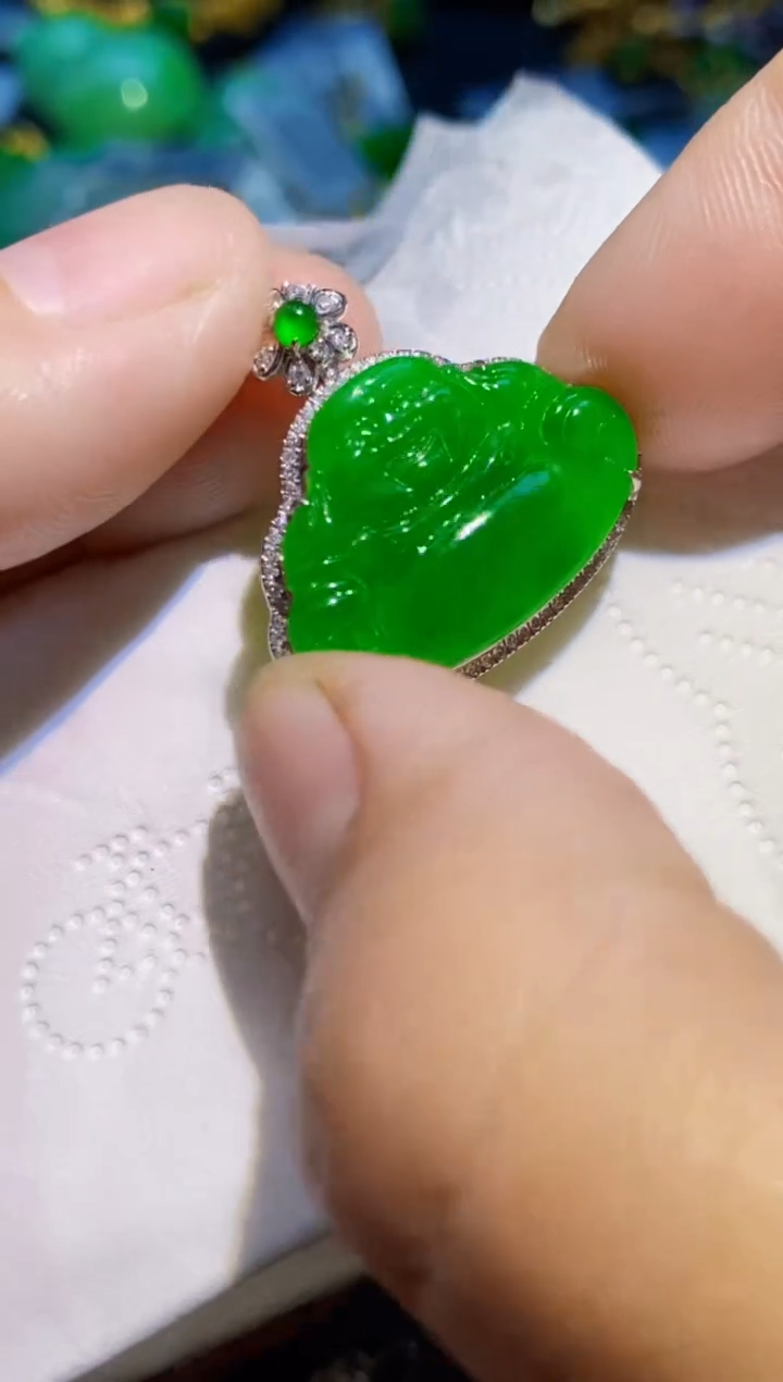 翡翠18K金镶嵌颈饰佛