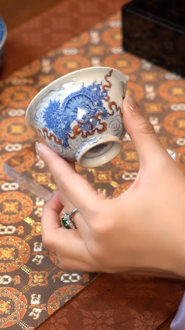 【闪购商品】J涂杏花窑斗彩矾红狮子杯+盖碗