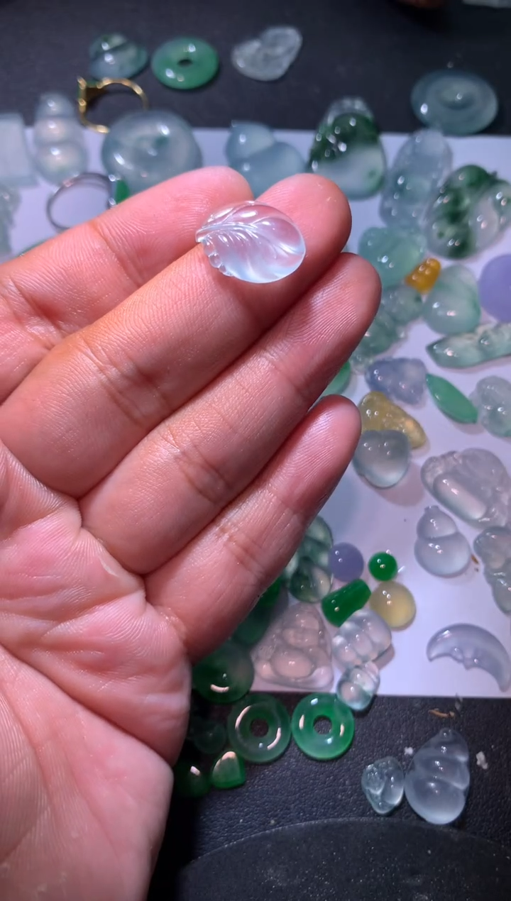 【闪购商品】翡翠颈饰未镶嵌叶子