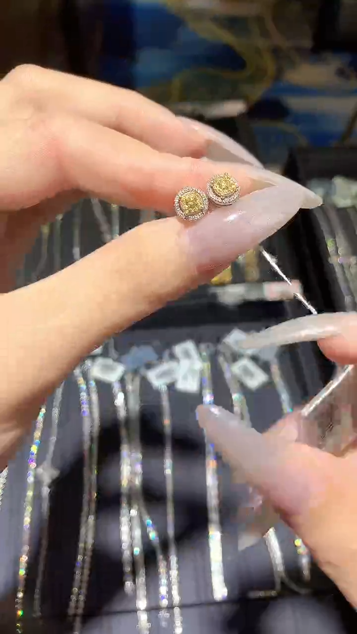 【闪购商品】钻石耳饰18K金镶嵌耳饰