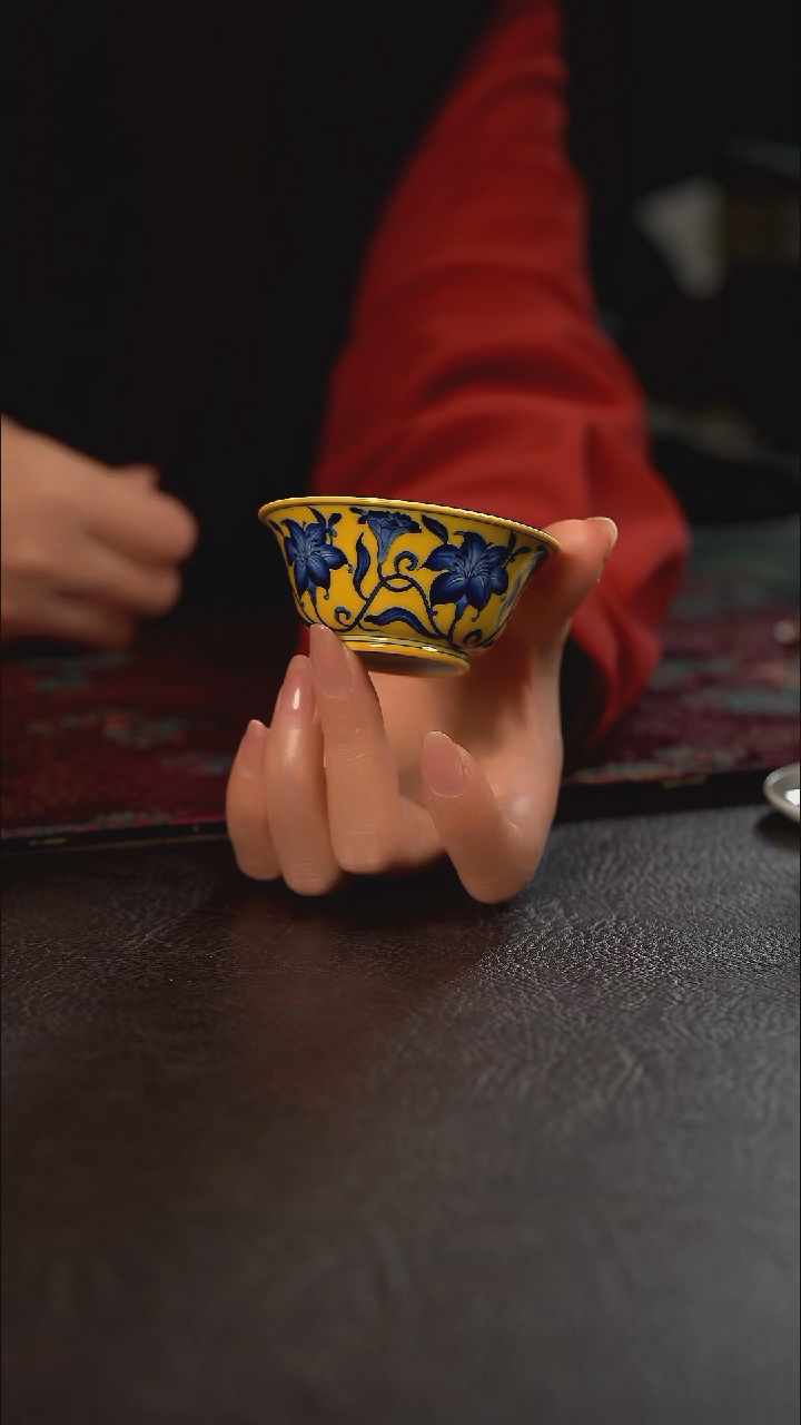 洪印慕明黄釉百合小马蹄杯