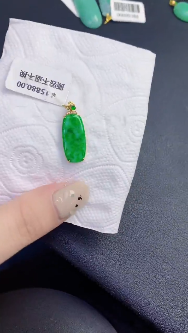 颈饰18K金镶嵌翡翠缅甸天然翡翠A货