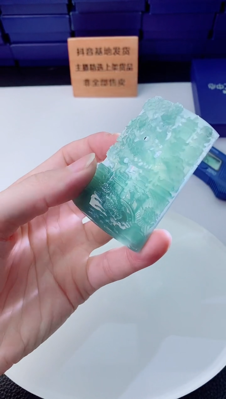 翡翠未镶嵌颈饰   `