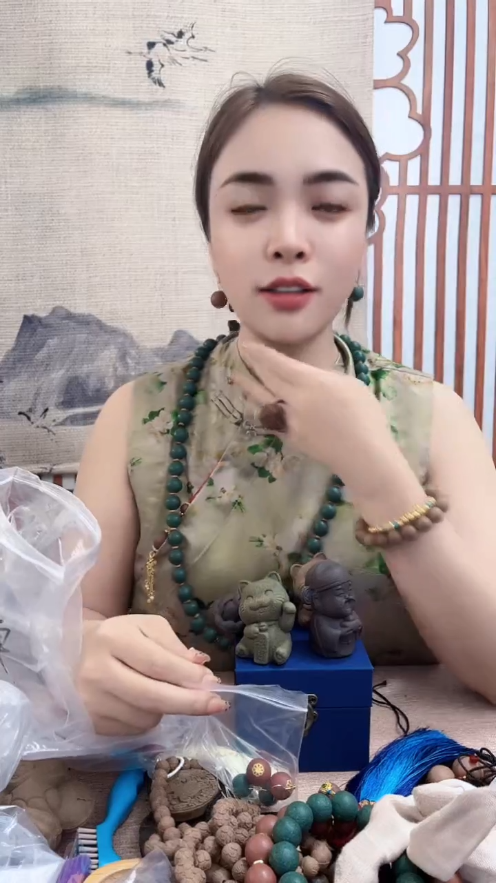 泥塑红麝耳饰一对古法合香