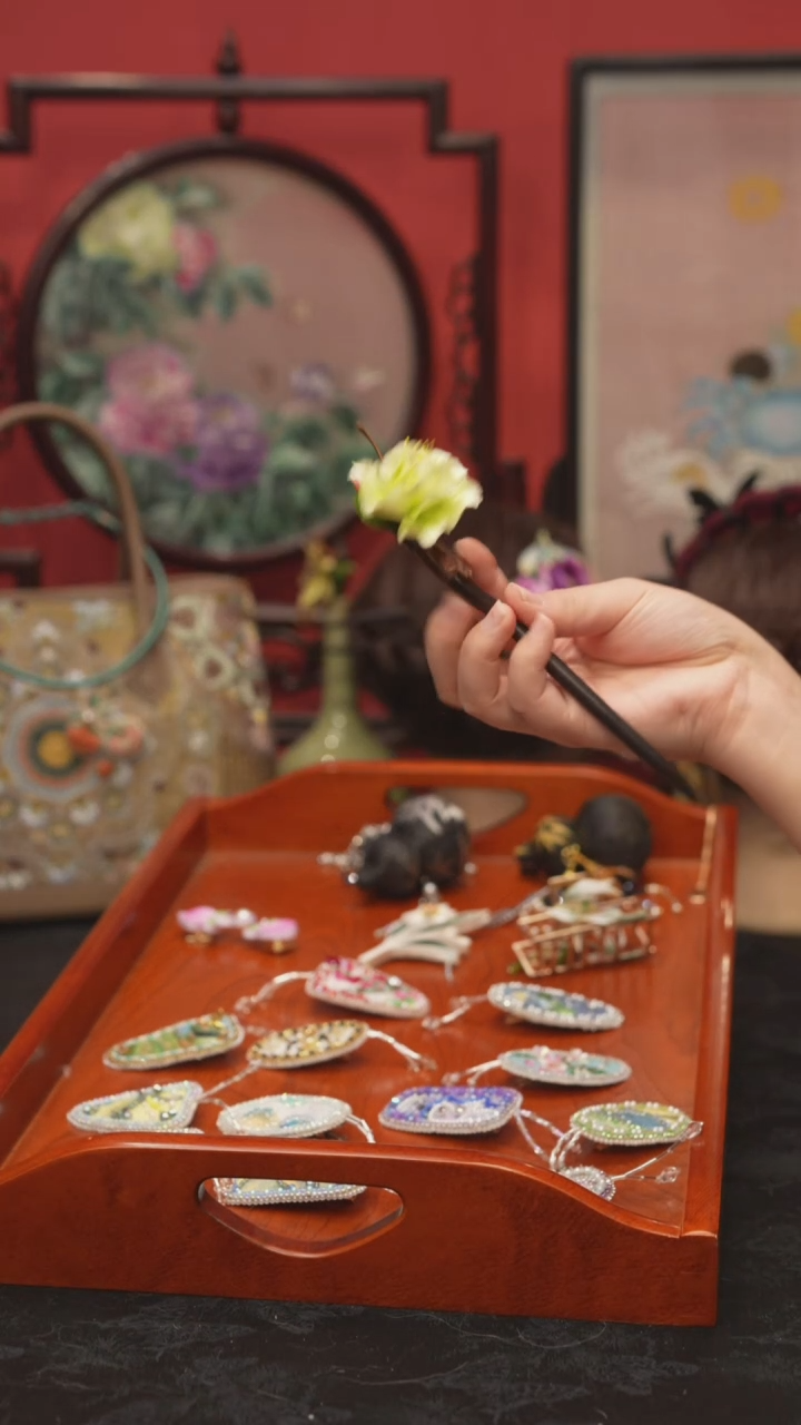 刺绣一***子非遗手工绒花饰品