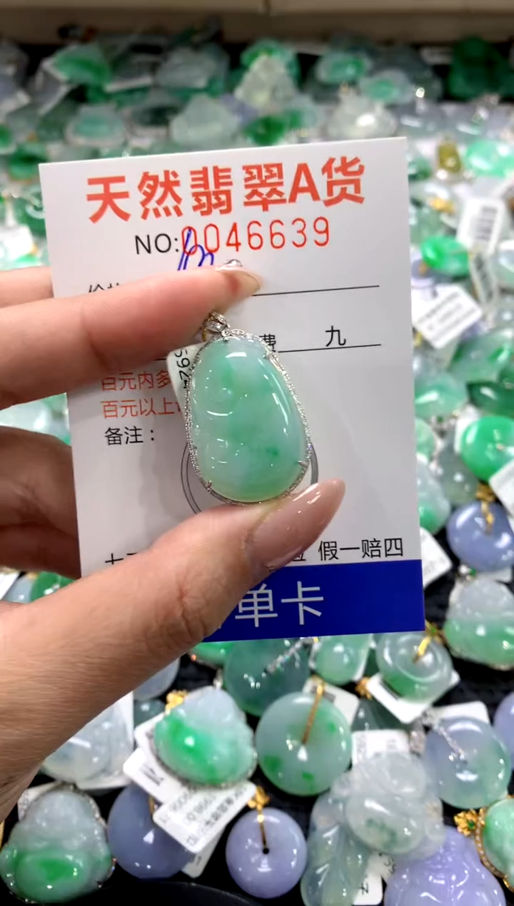 颈饰18K金镶嵌翡翠1111111111111111