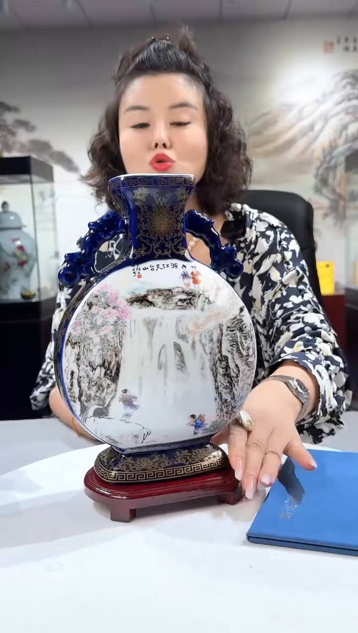 陶瓷天台山双耳抱月瓶