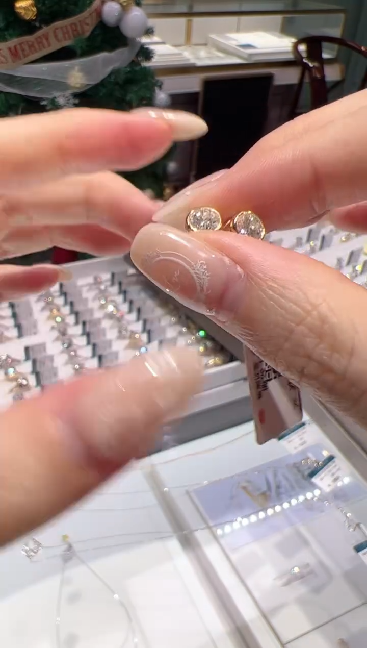 18K金镶嵌耳饰实验室培育钻石50分k黄@@也很好00