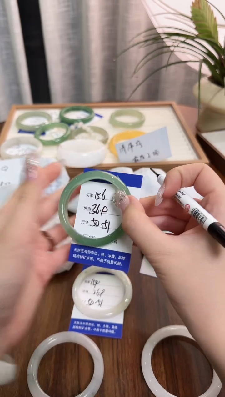 未镶嵌手镯石英质玉156