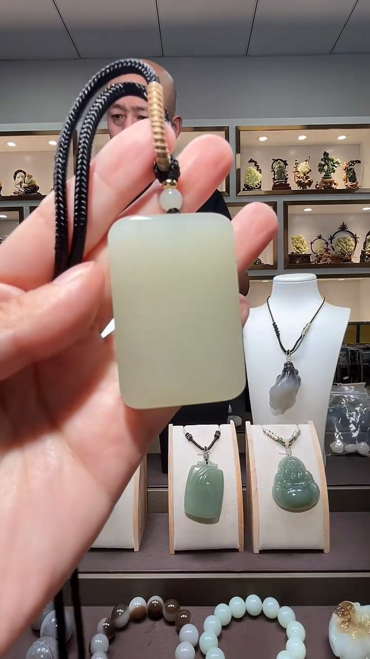 和田玉未镶嵌颈饰苏