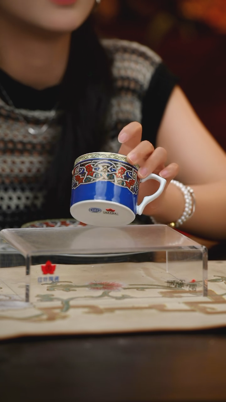 1个微瑕塔塔蓝色咖啡杯（定制底）