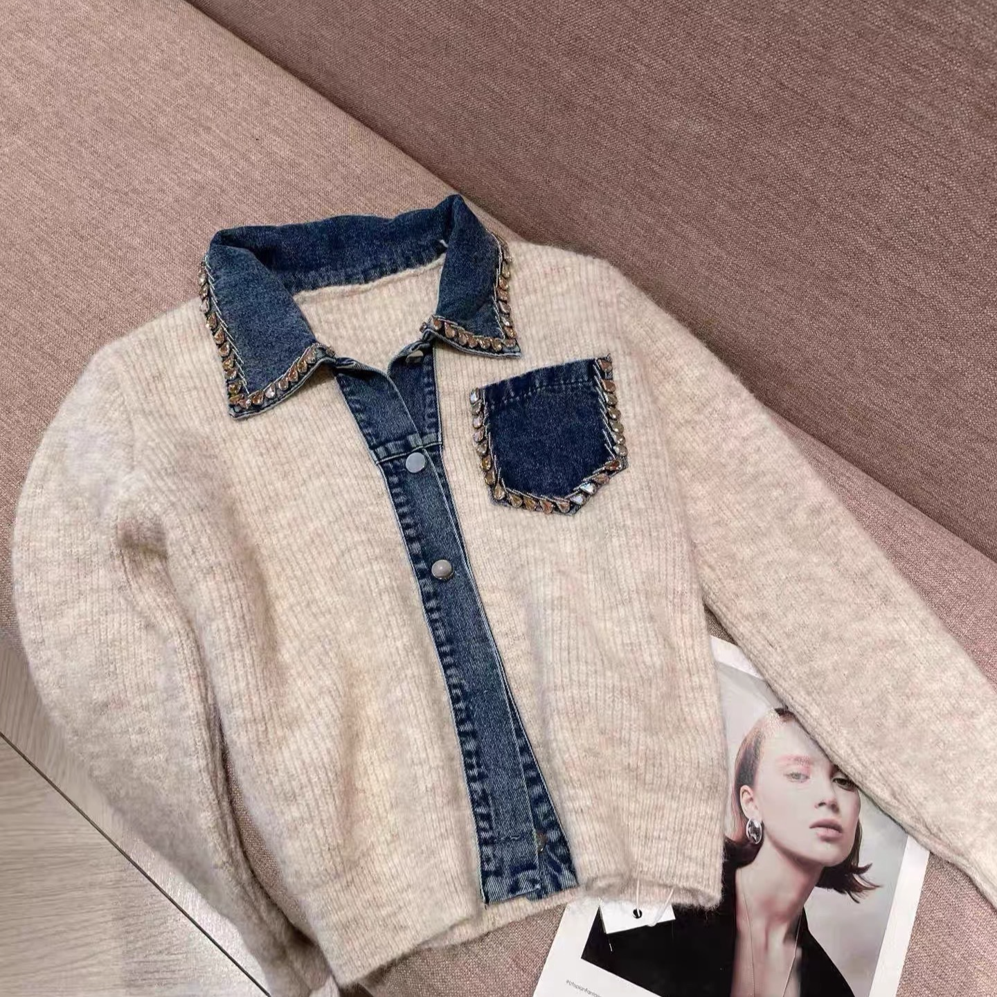 《猪猪出品》蓝色牛仔拼接钉钻小香风针织开衫女士气质假两件上衣