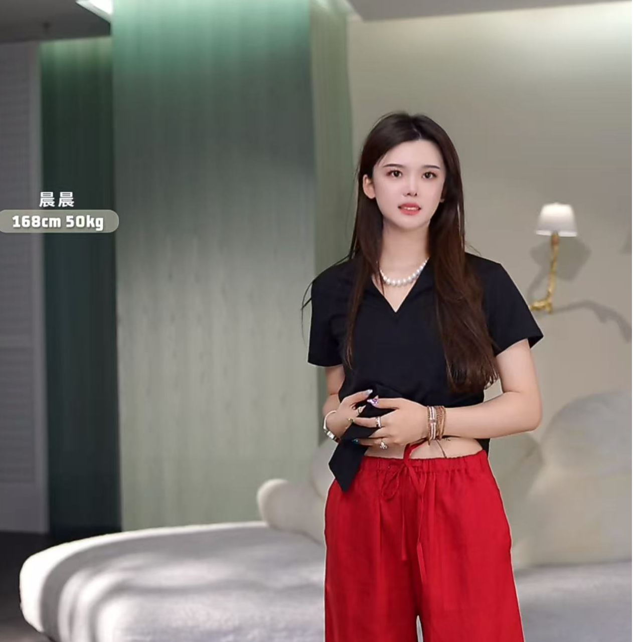 i-EAST 素色主义~极简V领百搭短袖T恤上衣-5X SY9086