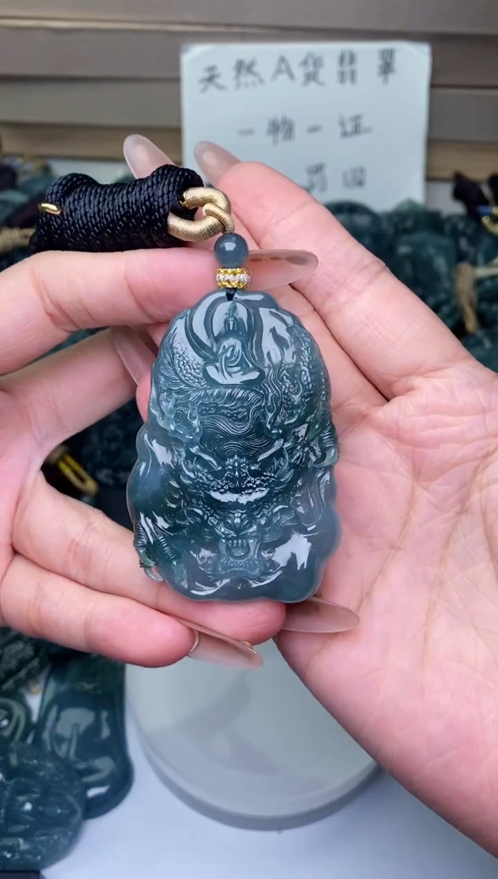 颈饰未镶嵌翡翠          