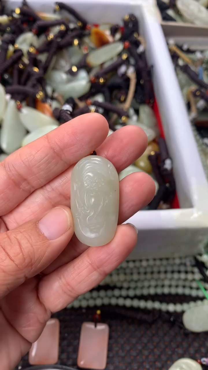 【闪购商品】和田玉颈饰未镶嵌多样性发货没有证书，拍一发一.有瑕