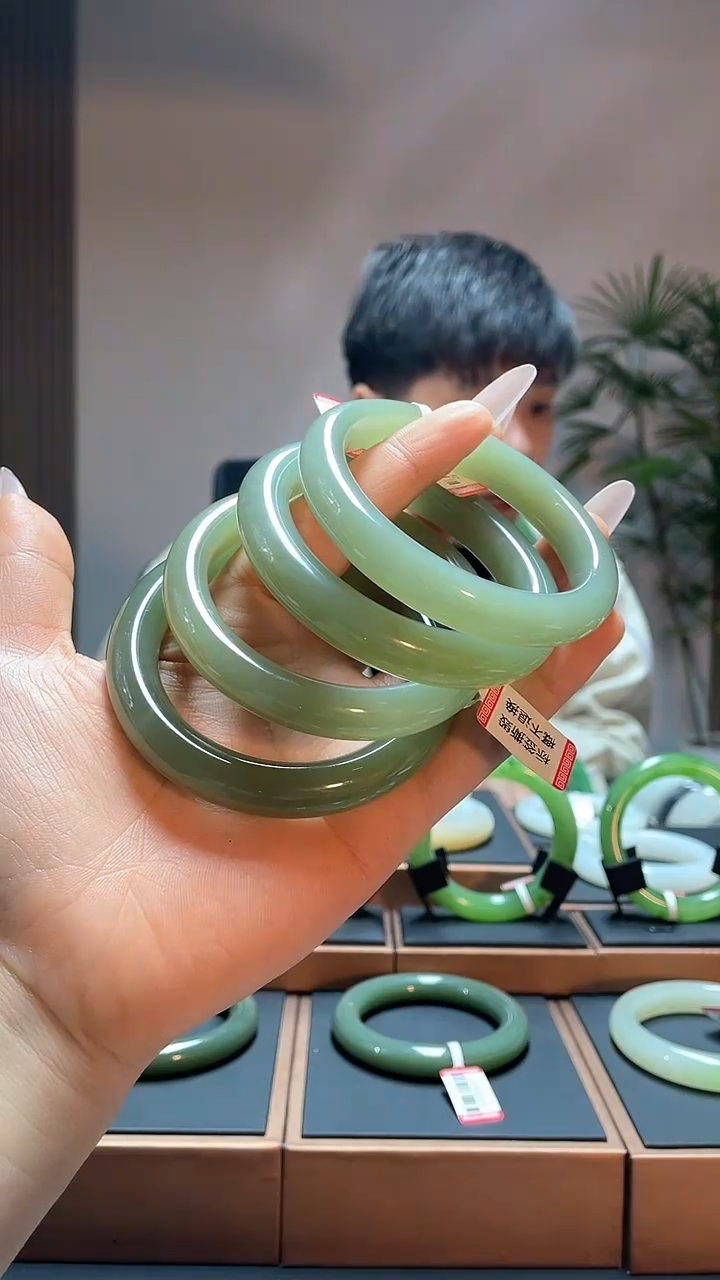 【闪购商品】和田玉手镯未镶嵌湖水绿53-60多样性发一