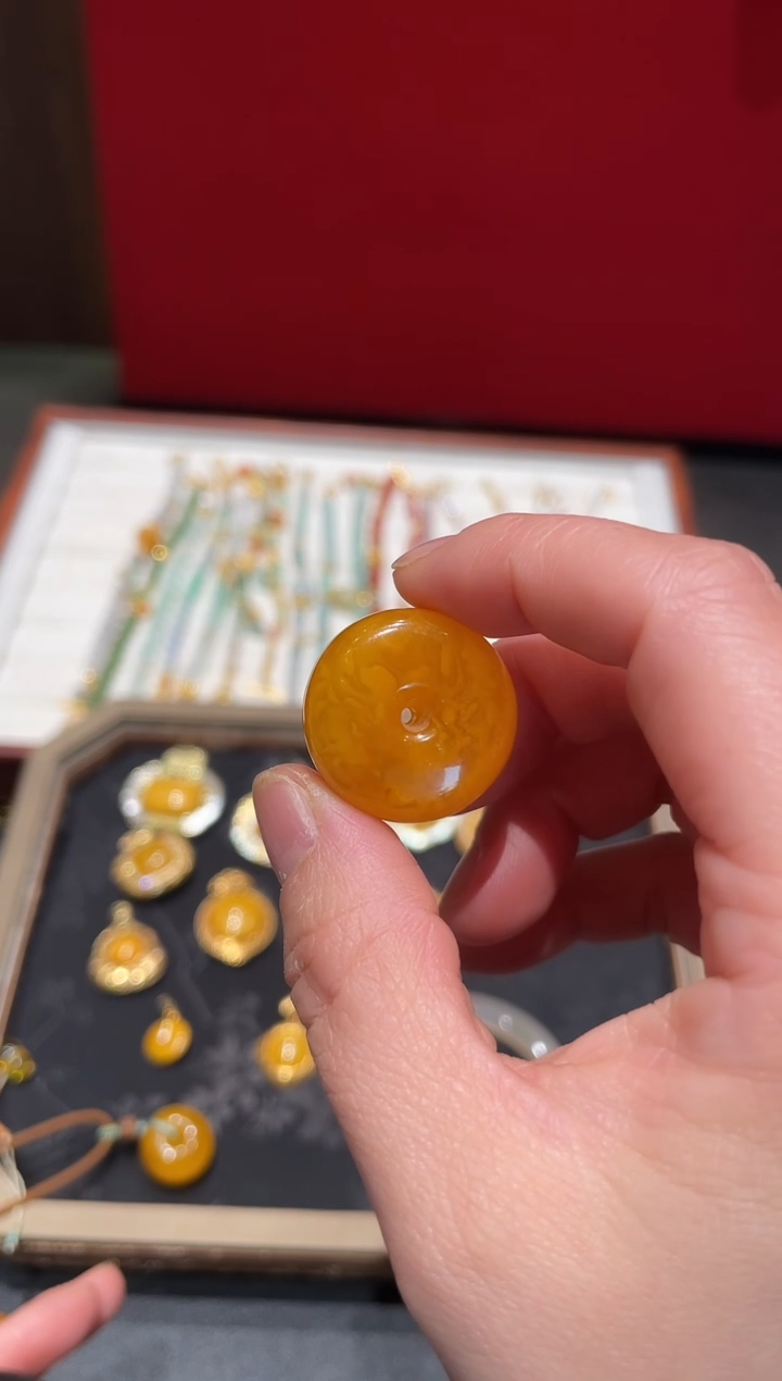 琥珀颈饰未镶嵌平安扣