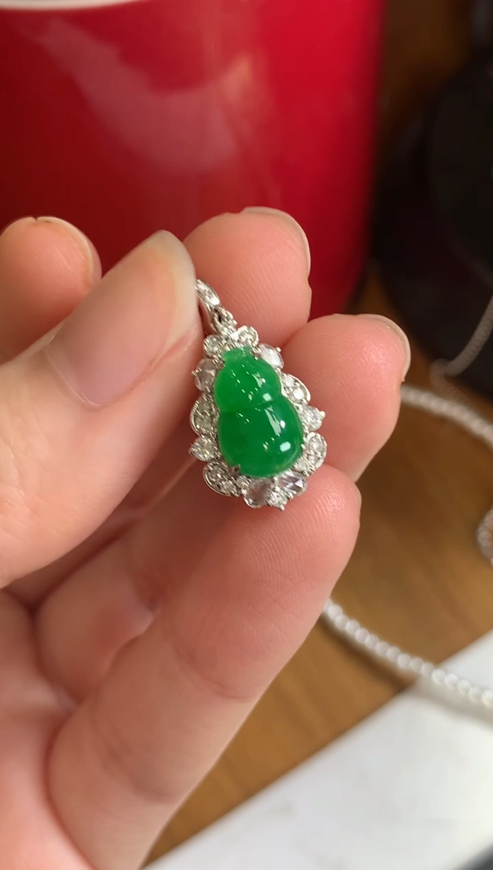 【闪购商品】翡翠颈饰18K金镶嵌绿葫芦