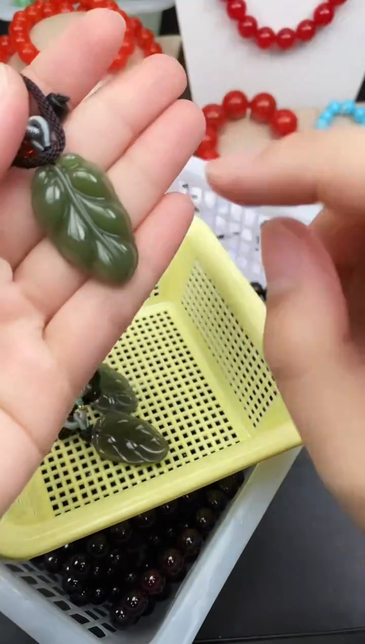 颈饰未镶嵌和田玉叶子