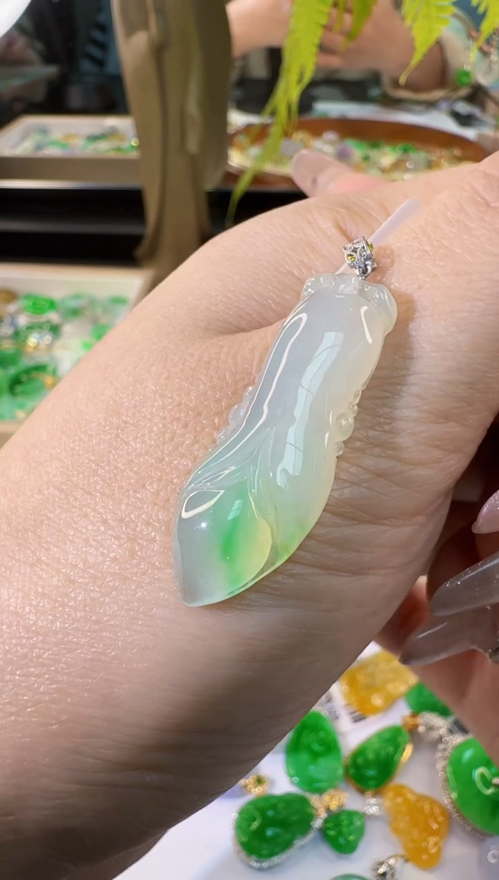 【闪购商品】翡翠吊坠(不含链)18K金镶嵌缅甸翡翠A货吊坠