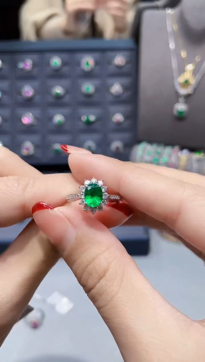 【闪购商品】祖母绿戒指18K金镶嵌0.904克拉/哥伦比亚