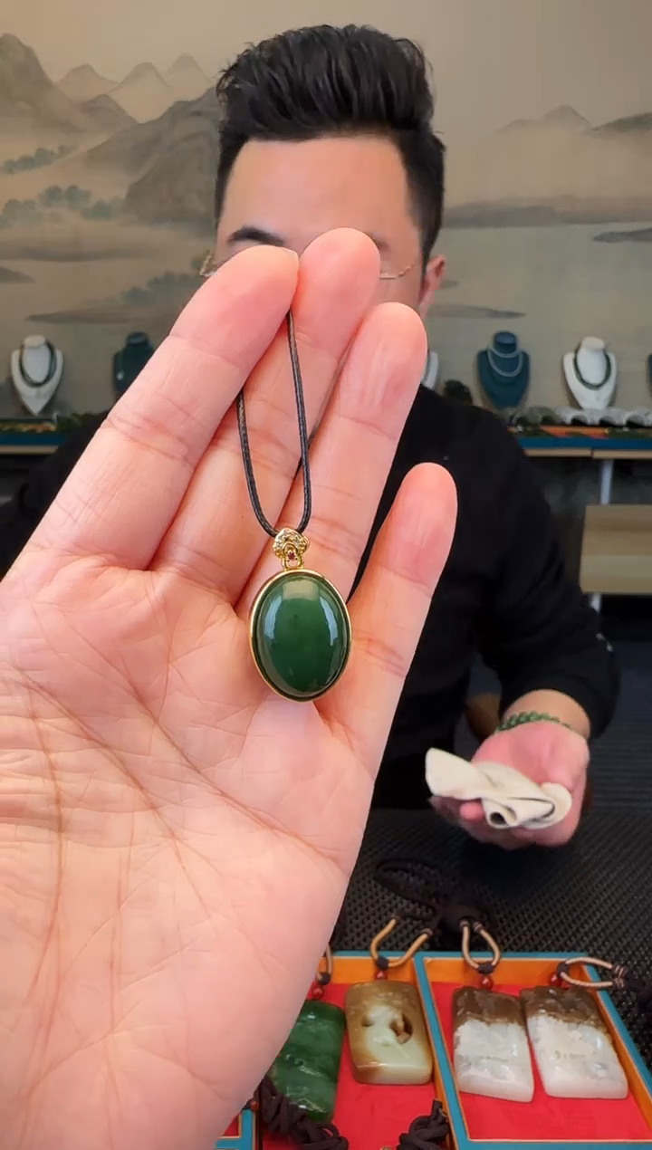 颈饰未镶嵌和田玉双面鸽子蛋