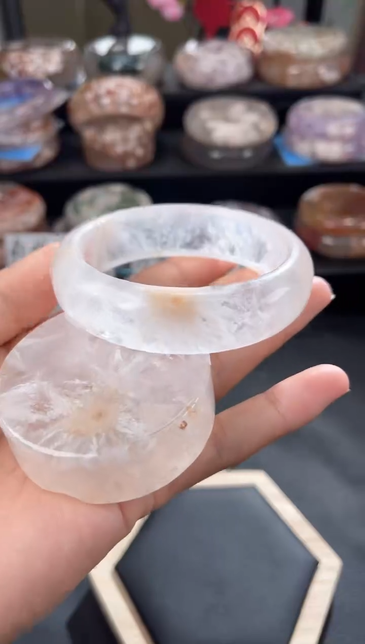 【闪购商品】石英质玉手镯未镶嵌59