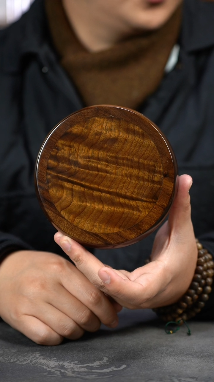 【闪购商品】金丝楠木雕624号阴沉满花精工三足圆壶承
