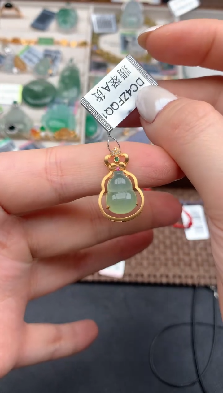18K金镶嵌挂件翡翠1