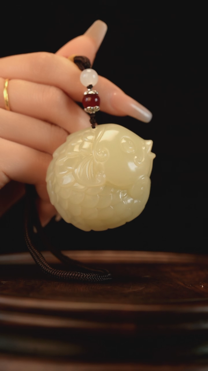 云南石竹叶青雕刻：年年有余